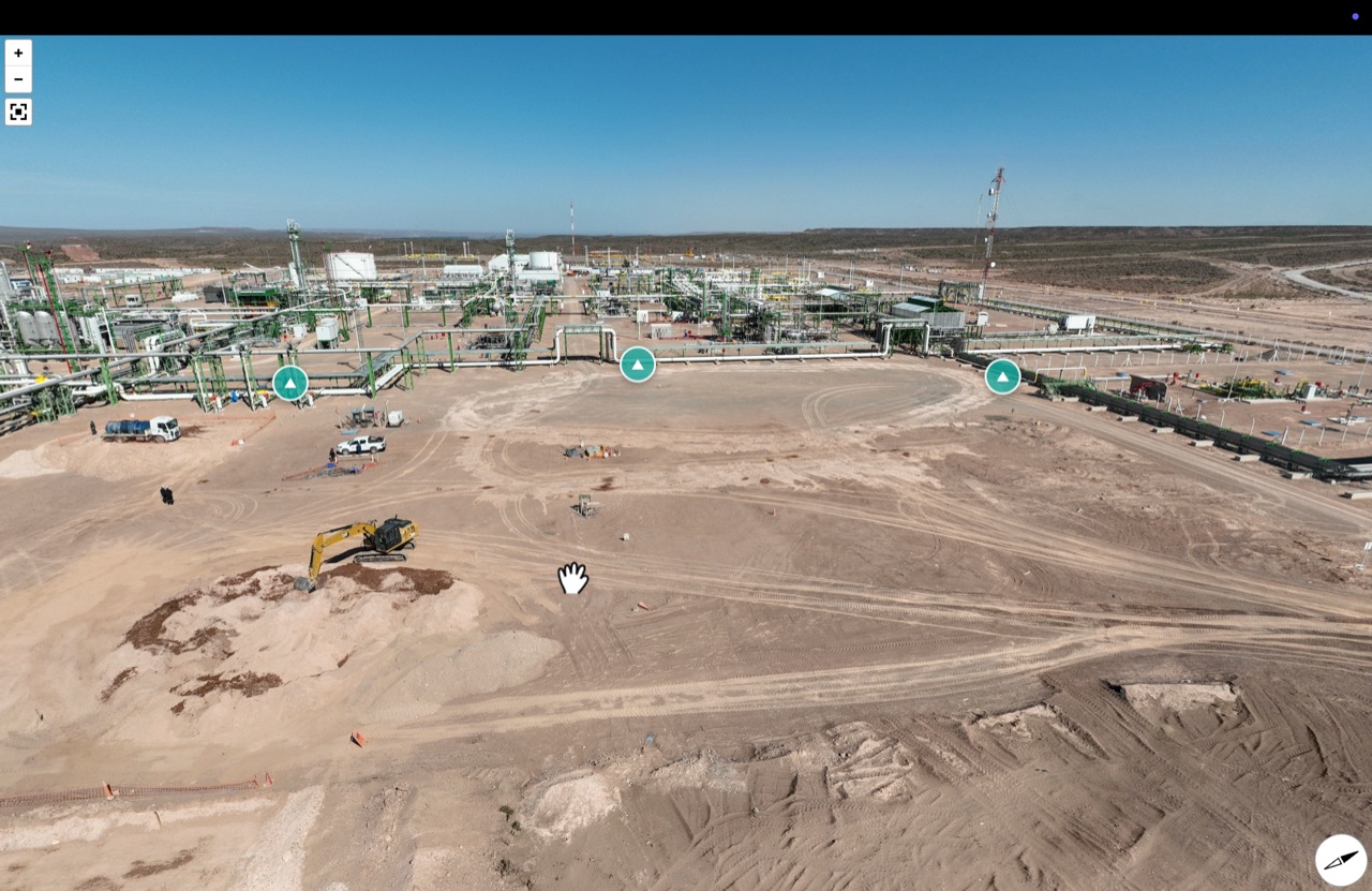 Equipo en campo capturando datos con dispositivo móvil